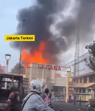 Markas Gegana Jakarta Pusat tiba-tiba terbakar. (Instagram @jakarta.terkini)